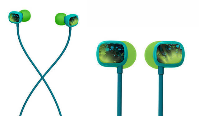 <strong>Logicool｜ロジクール</strong> 「Ultimate Ears 100 Noise-Isolating Earphones」オープンプライス　UE100JG（ジェイドギター）は、アンビエントやチルアウト系が好きな層を意識したデザイン。グリーンの惑星のアートワークと、ティール色のケーブル、ライムグリーンのイヤーチップのコンビネーション。オリジナリティとシンプルさの絶妙なハーモニーを体現している。
