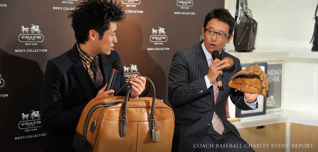 <strong>COACH｜コーチ　BASEBALL CHARITY EVENT REPORT</strong>　このたび発売された、ベースボール チャリティ アイテムを手に。「これ、使っていたら目立つでしょうね！高級感があって」（古田敦也さん）、「このダッフルバッグで野球の練習に現れたら、相当格好いい」（佐藤隆太さん）