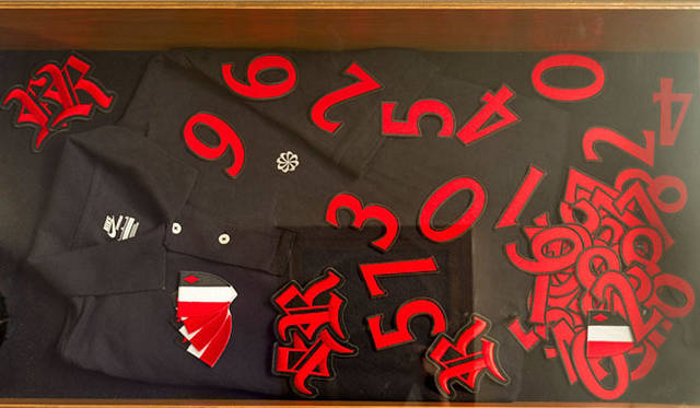 <strong>NIKE SPORTSWEAR｜ナイキ スポーツウェア</strong>　ナイキ スポーツウェア「NIKE GS POLO」　浦和レッド ダイヤモンズ カスタマイズ