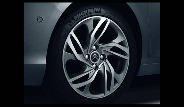 <strong>CITROEN C4｜シトロエン C4</strong>　エクスクルーシブ
