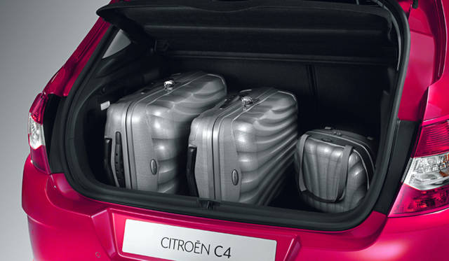 <strong>CITROEN C4｜シトロエン C4</strong>　容量380リットルのラゲッジルーム。
