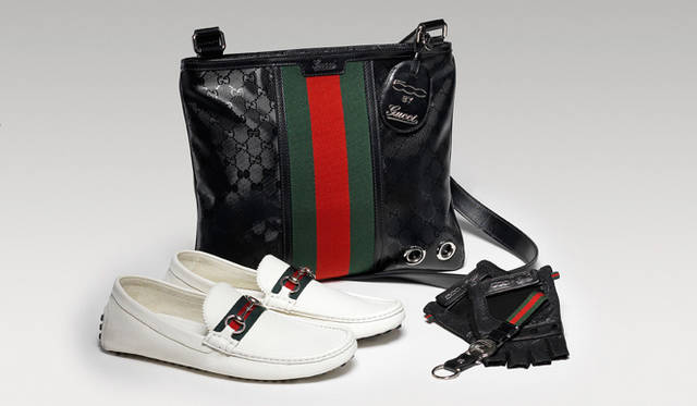<strong>FIAT 500 by Gucci｜フィアット 500 バイ グッチ</strong>　写真奥｜メッセンジャーバッグ（ミディアムサイズ、GGインプリメ、ジップトップ開閉式）、写真左手前｜ドライビングシューズ（ホワイトレザー）、写真右手前｜ドライビンググローブ（ブラックレザー）、キーチェーン（グリーン／レッド／グリーン ウェブ）