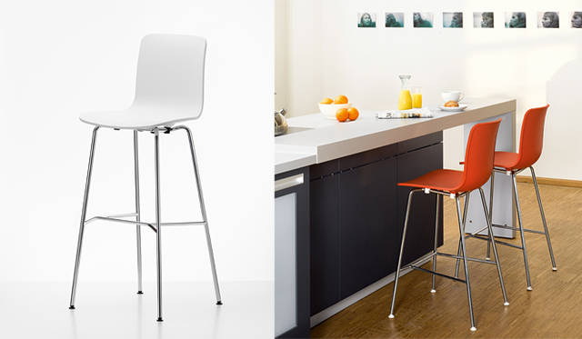 <strong>hhstyle.com</strong>　「HAL Stool High」カラー/シェル｜ベーシックダーク、ホワイト、アイビー、アイスグレイ、ブリック、ワームグレイ、チョコレート、オレンジ、レッグ｜クローム、サイズ｜W495×D490×H1140/SH78mm、素材｜ポリプロピレン、スチール、価格｜3万7800円 ©www.vitra.com