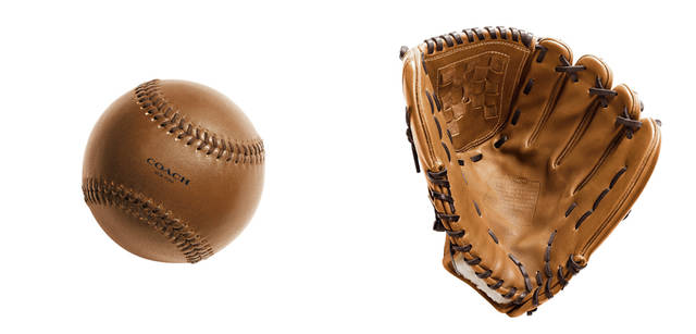 <strong>COACH｜「BASEBALL CHARITY」賛同人たちのメッセージ！</strong>　上質で独特の風合いと艶のある「グラブタン レザー」を使用。ベースボール　1万500円、ベースボールグローブ　4万2000円