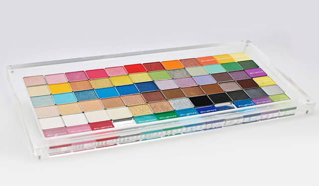 <strong>shu uemura｜シュウ ウエムラ</strong>　「プレスド アイシャドー」または 「グローオン」を3品以上購入し、表参道ヒルズ店人気ベスト3投票の結果を見事的中した方のなかから抽選で1名さまへ「アイシャドー 全55色」をプレゼント。