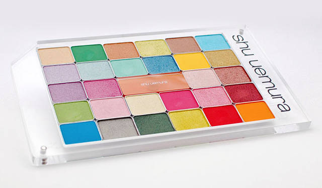 <strong>shu uemura｜シュウ ウエムラ</strong>　「プレスド アイシャドー」または 「グローオン」を3品以上購入し、表参道ヒルズ店人気ベスト3投票の結果を見事的中した方のなかから抽選で3名さまへ「アイシャドー 28色」をプレゼント。　