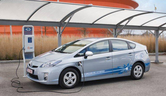 <strong>TOYOTA｜トヨタ　PHVとEVをカーシェアリング</strong>　プリウス プラグイン ハイブリッド