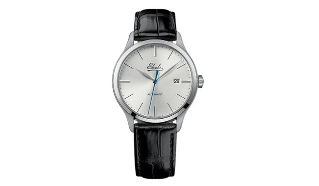 <strong>EBEL｜エベル</strong>　カレンダーつきの3針シンプルモデル。シルバーのダイヤルに、優雅でクラシックなシルバーのリーフ型時分針、ブルースチールカラーの秒針がセット。サファイアクリスタル風防には両面無反射コーティングがほどこされている。これで20万円台半ばとは、破格である。「クラシック 100」25万7250円（予価）。今秋発売予定。