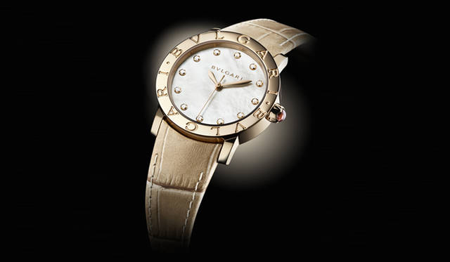 <strong>BVLGARI│ブルガリ</strong>　華やかなピンクゴールドのベゼル、マザーオブパールのダイヤルに配されたダイヤモンド、柔らかな表情を見せるライトベージュのアリゲーターストラップ。すべてが調和することで絶妙なフェミニニティを醸す。「ブルガリ・ブルガリ」 [PG×ダイヤモンド×MOP] 123万9000円 （ブルガリ／ブルガリ ジャパン）