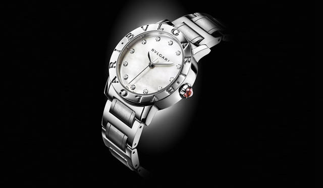 <strong>BVLGARI│ブルガリ</strong>　デイリーに使うのにもっとも重宝しそうな、モダンなブレスレットタイプ。マザーオブパールの輝きと、カボションカットされたピンクのクラウンが、ほかの腕時計とは一線を画す存在感を放つ。「ブルガリ・ブルガリ」 [SS×ダイヤモンド×MOP] 57万7500円 （ブルガリ／ブルガリ ジャパン）