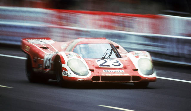 <strong>Porsche｜ポルシェ</strong>　ポルシェのワークスドライバー　ハンス・ヘルマン、リチャード・アットウッドが乗車した1970年の917 ショートテール。
