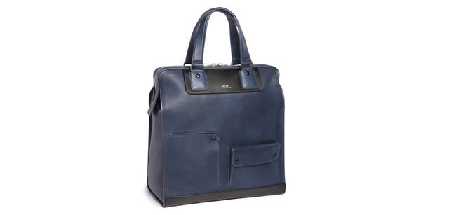 <strong>BALLY｜バリー　バリー 銀座店限定アイテム</strong>　ブルーのバッグは、コーディネイトのポイントにも最適。バッグ [W37×H38×D16cm] 14万5950円（バリー）