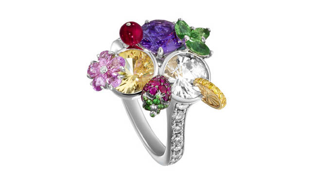 <strong>PIAGET｜ピアジェ</strong>　「ライムライト」 カクテルリング、トリオ・キス・モチーフ [WG×ダイヤモンド×ツァボライト×イエローサファイア×ホワイトサファイア×バイオレットサファイア×ルビー×ピンクサファイア×イエローダイヤモンド] 367万5000円（ピアジェ／ピアジェカスタマーデスク）