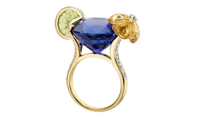 <strong>PIAGET｜ピアジェ</strong>　「ライムライト」 カクテルリング、ディープパープル・モチーフ [YG×ダイヤモンド×シトリン×ぺリドット×タンザナイト] 609万円（ピアジェ／ピアジェカスタマーデスク）