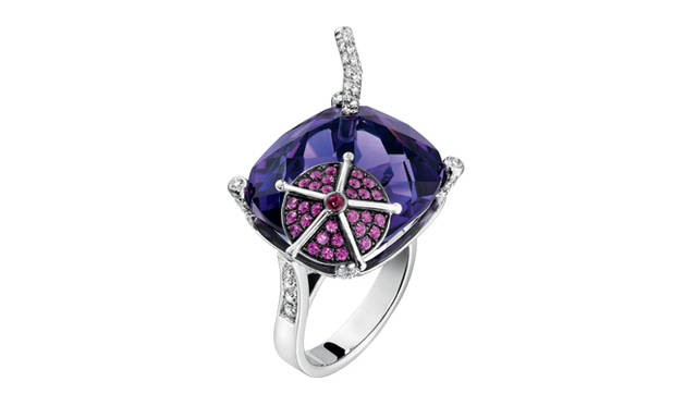 <strong>PIAGET｜ピアジェ</strong>　「ライムライト」 カクテルリング、ブルーベリーダイキリ・モチーフ [WG×ダイヤモンド×アメシスト×ピンクサファイア×ルビー] 157万5000円（ピアジェ／ピアジェカスタマーデスク）
