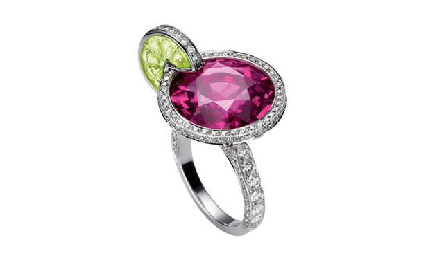 <strong>PIAGET｜ピアジェ</strong>　「ライムライト」 カクテルリング、セックス・オン・ザ・ビーチ・モチーフ [WG×ダイヤモンド×ルベライト×ペリドット×トルマリン] 472万5000円　※トルマリンのグレードにより価格が異なります。（ピアジェ／ピアジェカスタマーデスク）