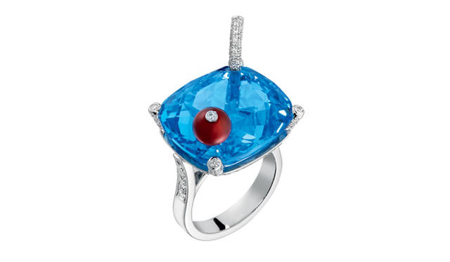 <strong>PIAGET｜ピアジェ</strong>　「ライムライト」 カクテルリング、ブルーオーシャン・モチーフ[WG×ダイヤモンド×トパーズ×カーネリアン] 120万7500円（ピアジェ／ピアジェカスタマーデスク）