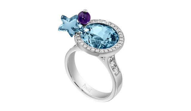 <strong>PIAGET｜ピアジェ</strong>　「ライムライト」 カクテルリング、ブルースター・モチーフ [WG×ダイヤモンド×トパーズ×アクアマリン×アメシスト] 151万2000円（ピアジェ／ピアジェカスタマーデスク）