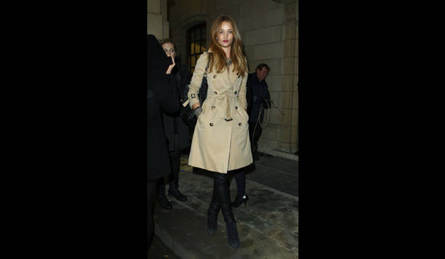 <strong>BURBERRY｜バーバリー</strong>　ロンドンでおこなわれた2010年秋冬バーバリー プローサム ウィメンズコレクションに、バーバリーのトレンチコートを着用して出席。　©Burberry