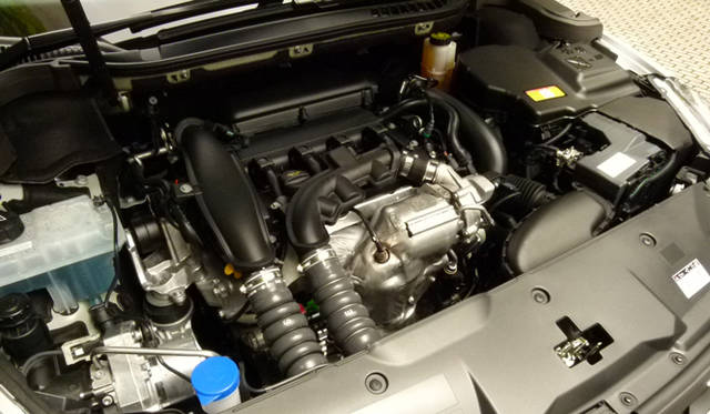 <strong>Peugeot 508｜プジョー 508</strong>　BMWと共同開発した1.6リッターターボチャージャーつき直列4気筒DOHCエンジン。