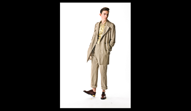 <strong>MARC JACOBS｜マーク　ジェイコブス</strong>　今季はニューヨークのストリートアーティスト、BASTとの第2回目のコラボーレーションとなっている。太いボトムスに細身のトップスのプロポーション、テーラードのトップスにスウェットパンツのミックスペアリングなどの対比が見事だ。マテリアルにかんしては、ライトウェイト、ラグジュアリー、テクニカル、コーティングが4つメインカテゴリー。プリントや柄も独自のものを用い、マーク ジェイコブスらしい世界を構築している。