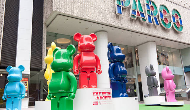 <strong>MEDICOM TOY｜メディコム・トイ</strong>　パルコ・公園通り広場には、3000％のベアブリック10体設置される「BE@RBRICK GARDEN」が出現。
