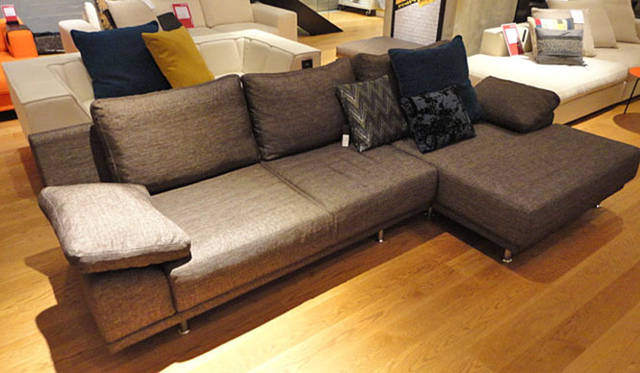 <strong>BoConcept｜ボーコンセプト</strong>　『ボーコンセプト銀座店』Final Sale　「Quattro 3シーターソファ」43万3800円 → 21万6900円（展示現品50パーセントOFF）