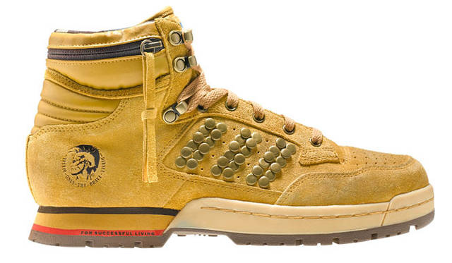 <strong>DIESEL｜ディーゼル</strong>　 DIESEL×adidas Originals collaboration“Colliding Worlds PartII”　「THE CENTENNIAL」　2万3100円 （ディーゼルジャパン）