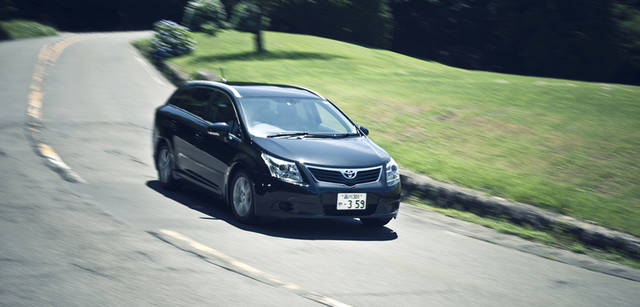 <strong>Toyota Avensis｜トヨタ アベンシス</strong>　コーナリング時でも車両姿勢は非常に安定している。