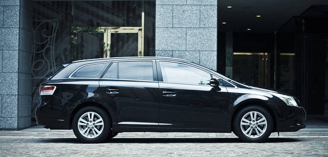 <strong>Toyota Avensis｜トヨタ アベンシス</strong>　ひと筆書きをしたような流れるようなサイドビュー。