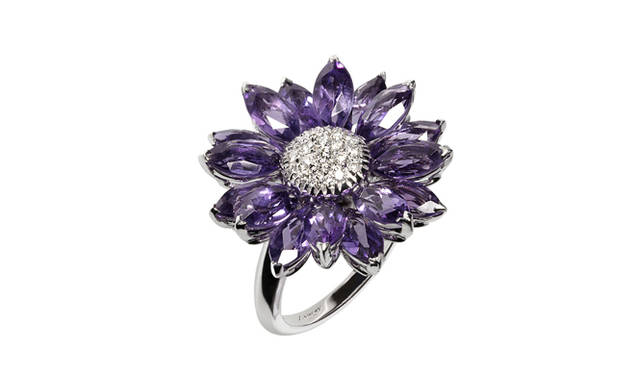 <strong>Asprey｜アスプレイ</strong>　アスプレイの代表作「デイジー」シリーズの新作。イングリッシュガーデンに咲き誇る愛らしいデイジーの花びらが、マーキースカットのアメシストで華やかに表現されている。「デイジー ヘリテージ」リング [WG×アメシスト×ダイヤモンド] 58万円（アスプレイ／アスプレイ ジャパン）