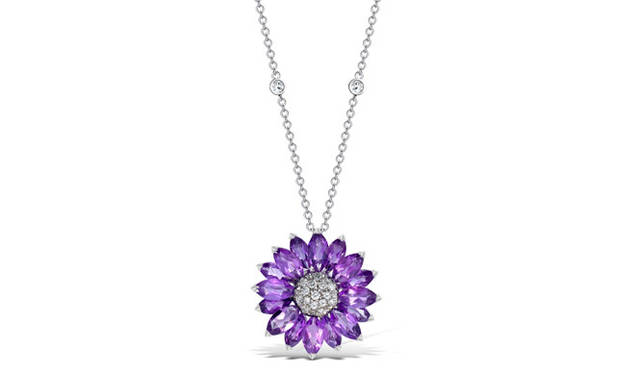 <strong>Asprey｜アスプレイ</strong>　「デイジー ヘリテージ」 ペンダント [WG×アメシスト×ダイヤモンド] 70万円（アスプレイ／アスプレイ ジャパン）