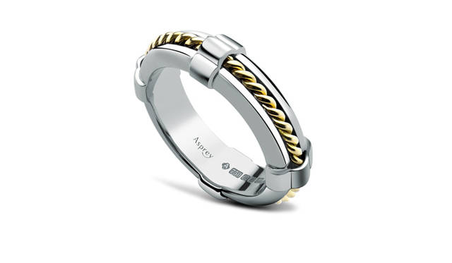 <strong>Asprey｜アスプレイ</strong>　男性・女性を問わず、ユニセックスで使えるのもうれしい。商品名にある“ライフ”の名のごとく、人生の絆を強く結び合わせるための大切なギフトとしての意味も込められている。「ライフ リング」[WG×YGロープ] 29万円（サイズ50～56）、32万円（サイズ58～62）（アスプレイ／アスプレイ ジャパン）