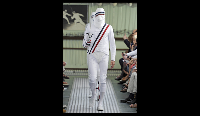 <strong>MONCLER GAMME BLEU｜モンクレール ガム・ブルー</strong>　今シーズンのコレクションは、フェンシングとテニスを中心に組み立てられている。フェンシング用具からインスピレーションを受けたサイドボタン付きのキルティングジャケット、そしてストレッチ素材を使用したぴったりとしたトラウザーズが、あたらしいシルエットとして登場。それはまさにクラシックテイラードといえるもので、スーツ、スポーツコート、チェスターフィールドコート、トレンチコート、ケープ、カーディガン、ポロシャツ、トラウザーズやショーツなど、すべてにキルティングやサイドボタンといったフェンシング用具から着想を得たディテールを見ることができる。このコレクションの特徴は、ホワイト、プリンス・オブ・ウェールズ、ストライプ、ネイビー／ホワイト、ブラックタイ／フォーマルという5つのインスピレーショングループに分けることができることだ。それに基づきアウター、トラウザーズ、ショーツ、ジャケット、シャツとアクセサリーといったアイテムが構築されている。  