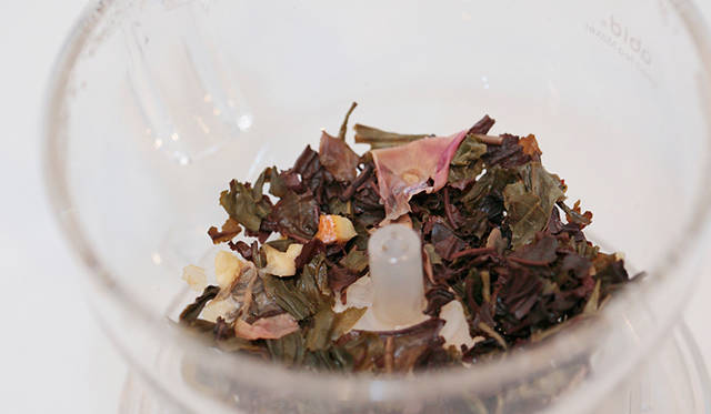 <strong>THE Ô DOR｜テオドー</strong>　通常、リーフカットの大きいものが茶葉としてクオリティが高いとされ、テオドーはフレーバードティーで使っているとは思えないほどのグレードのものを使用していると言っても過言ではない。