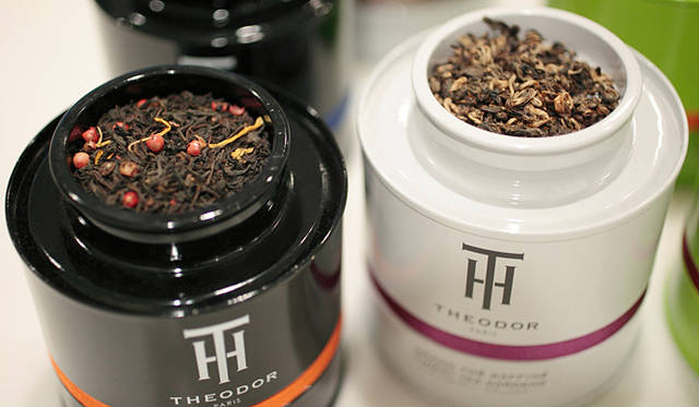 <strong>THE Ô DOR｜テオドー</strong>　左から、紅茶葉をベースにブレンド・香りづけした「フレーバードブラックティー」、厳選したノンフレーバードのさまざまな種類のお茶「プレーンティー」