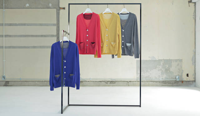 <strong>sacai｜サカイ</strong><br />メンズアイテムでは人気のカーディガンをピックアップ。前立てに配色のグログランテープ、またレザーに箔をコーティングしたボタンを4つ、1番下にはキャンディカラーの貝ボタンを配したカーディガンが登場。コレクションラインにはない、鮮やかなカラーを取り入れた4色展開となっている。