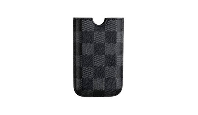ダミエ・グラフィット エテュイ・iPhone&iPod Touch（N62667）　3万450円<br />問い合わせ｜ルイ・ヴィトン カスタマーサービスセンター Tel.03-3478-2100