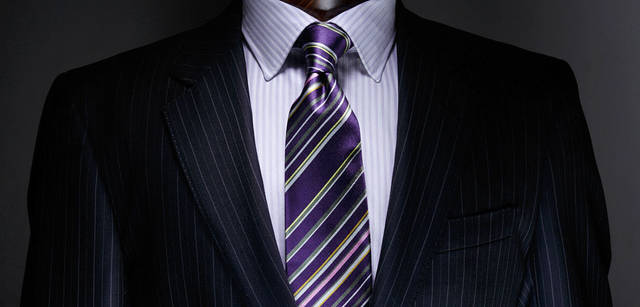 <strong>Paul Smith｜ポール・スミス</strong>　スーツ8万9250円、シャツ1万6800円（いずれもポール・スミス ロンドン）ネクタイ1万1550円（ポール・スミス）