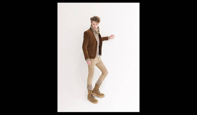 <strong>伊勢丹新宿店メンズ館3階＝インターナショナルデザイナーズ</strong>　Balmain Homme　ジャケット28万3500円、ニット10万2900円、ストール5万9850円、パンツ5万5650円、ソックス1万3650円、シューズ14万1750円