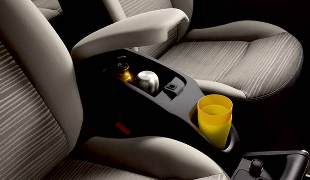 <strong>RENAULT KANGOO│ルノー カングー</strong>　センターコンソールボックス。ボックス容量8.9リットルで、カップホルダーを備えている。