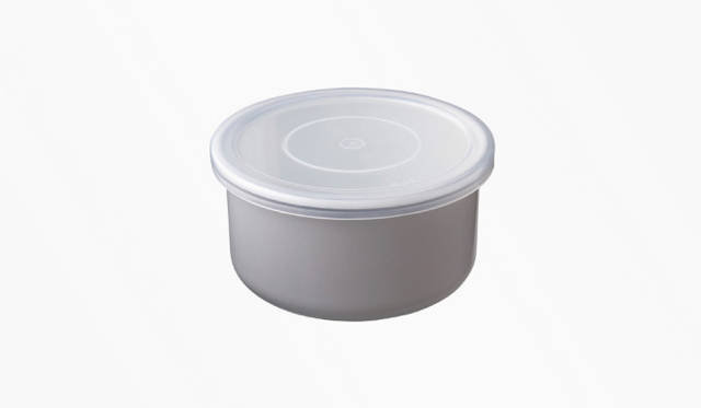 <strong>MARGARET HOWELL</strong> The simple shape of Noda Horo's round storage (0.5L size) blends with any food. A gift for 1,000 winners.