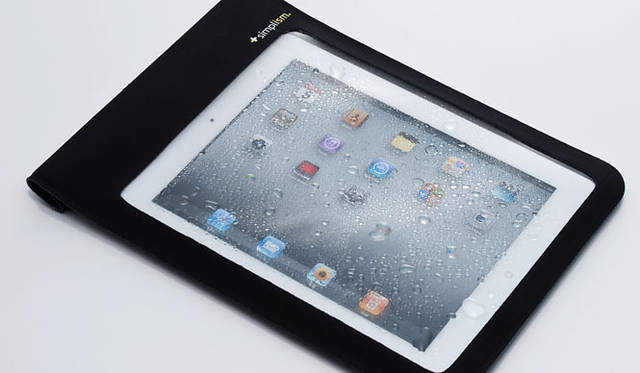 <strong>Simplism｜シンプリズム</strong>　 IPX7準拠の防水完備の全天候型 iPadケース「Waterproof Case for iPad」