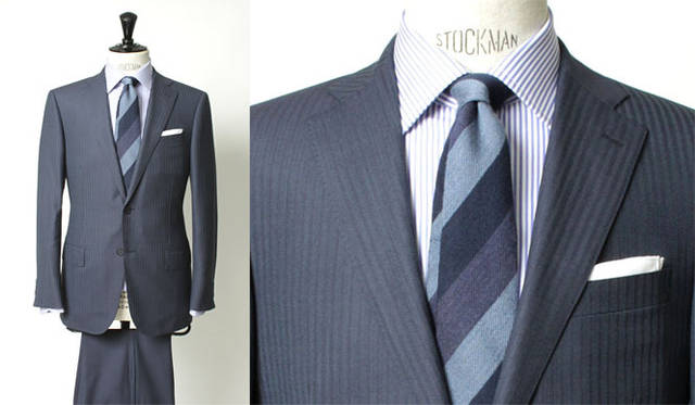 <strong>united arrows green label relaxing｜グリーンレーベル リラクシング</strong>　「REDA×グリーンレーベル リラクシング」のエクスクルーシブ「VALLEMOSSO」シリーズ<br>ヘリンボーン柄のスーツは、アズーロネイビーのカラーリングが特徴で、今季のトレンドである英国調を意識した柄もポイント。シャツはアルビニ社別注のファブリックを使用したロンドンストライプ柄。スーツ3万9900円（ジャケット2万7300円、トラウザーズ1万2600円）、シャツ8925円、チーフ2940円（すべてグリーンレーベル リラクシング）、ネクタイ7980円（アルテア）