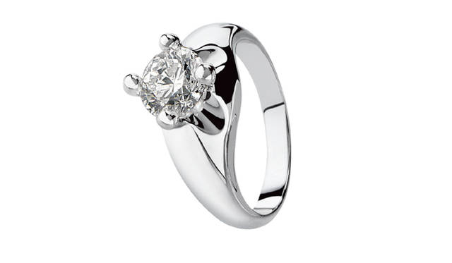 <strong>BVLGARI｜ブルガリ</strong>　王冠のフォルムと花の柔らかなシルエットにインスパイアされたリング。コロナ(エンゲージメントリング）