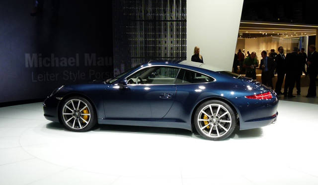 <strong>Porsche 911 Carrera S｜ポルシェ 911 カレラS</strong>　コードネーム991と呼ばれるあたらしい911。全長こそ57mm伸びているが、全幅は変わらず。アルミの多用で車体は大幅に軽量化された。エンジンはカレラが3.4リッターに縮小され、カレラSは3.8リッターのまま。初の7段MTの設定も注目だ。