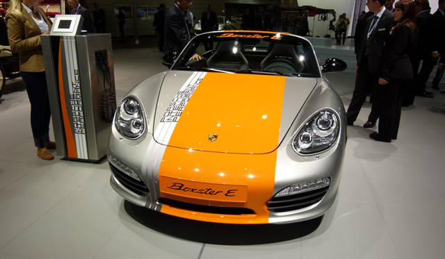 <strong>Porsche Boxster E Prototype｜ポルシェ ボクスター E プロトタイプ</strong>　同車は、シュトゥットガルトが推し進めるエレクトロモビリティ開発の一環として、政府の資金援助のもと開発が進められている電気自動車だ。