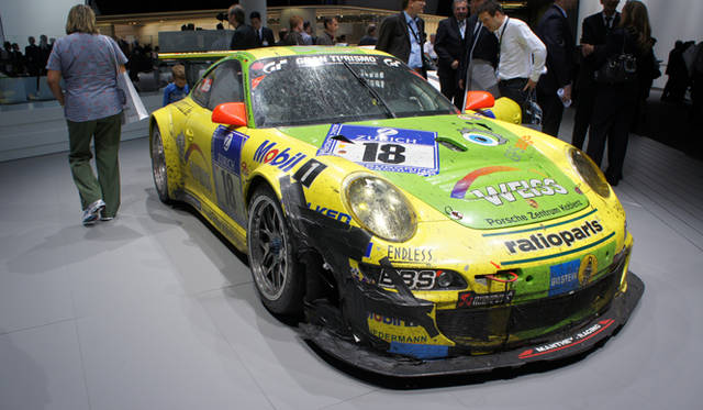 <strong>Porsche 911GT3 RSR｜ポルシェ 911 GT3 RSR</strong>　今年のニュルブルクリンク24時間レースを制したマンタイレーシングの911 GT3 RSR。24時間分の汚れが付着したままのウインドウやボディ、クラッシュの修復跡もそのままに展示されていた。