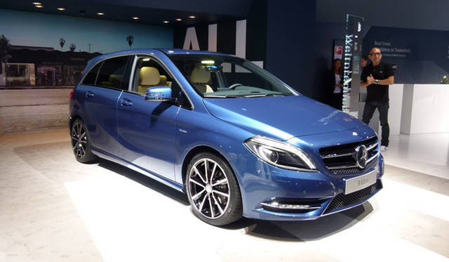 <strong>Mercedes-Benz B-class｜メルセデス・ベンツ Bクラス</strong>　新世代のBクラスは、Rクラスに似たシェイプをもつ。最高出力90kW（122hp）、最大トルク200Nmを発生する1.6リッター4気筒ガソリンエンジンを積むB180と、最高出力115kW（156hp）、最大トルク200-250Nmのこちらもおなじく1.6リッター4気筒のB200をラインナップし、そこにふたつのディーゼルモデルがくわわる。トランスミッションには、7段デュアルクラッチを採用し、安全装備も充実の一台である。