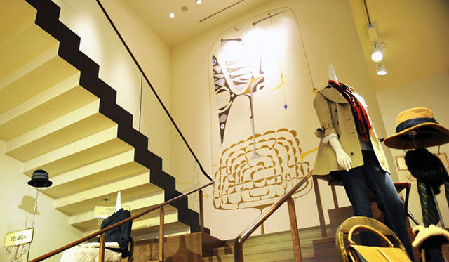 <strong>BARNEYS NEW YORK｜バーニーズ　ニューヨーク</strong>　2階から3階への階段